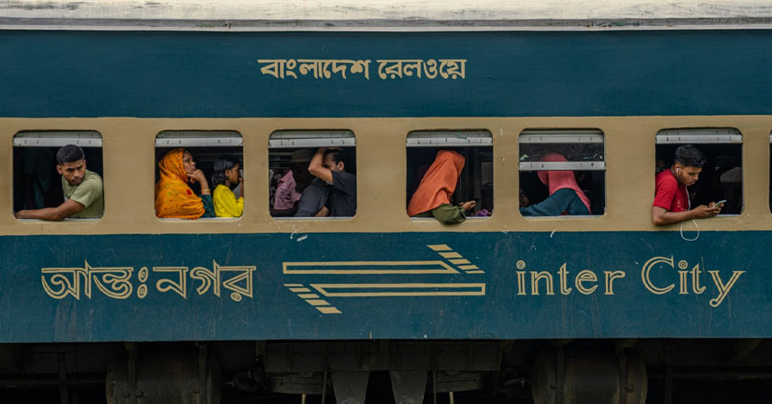 নিরাপদ ঈদযাত্রা: সতর্কতাই আনন্দের সঙ্গী