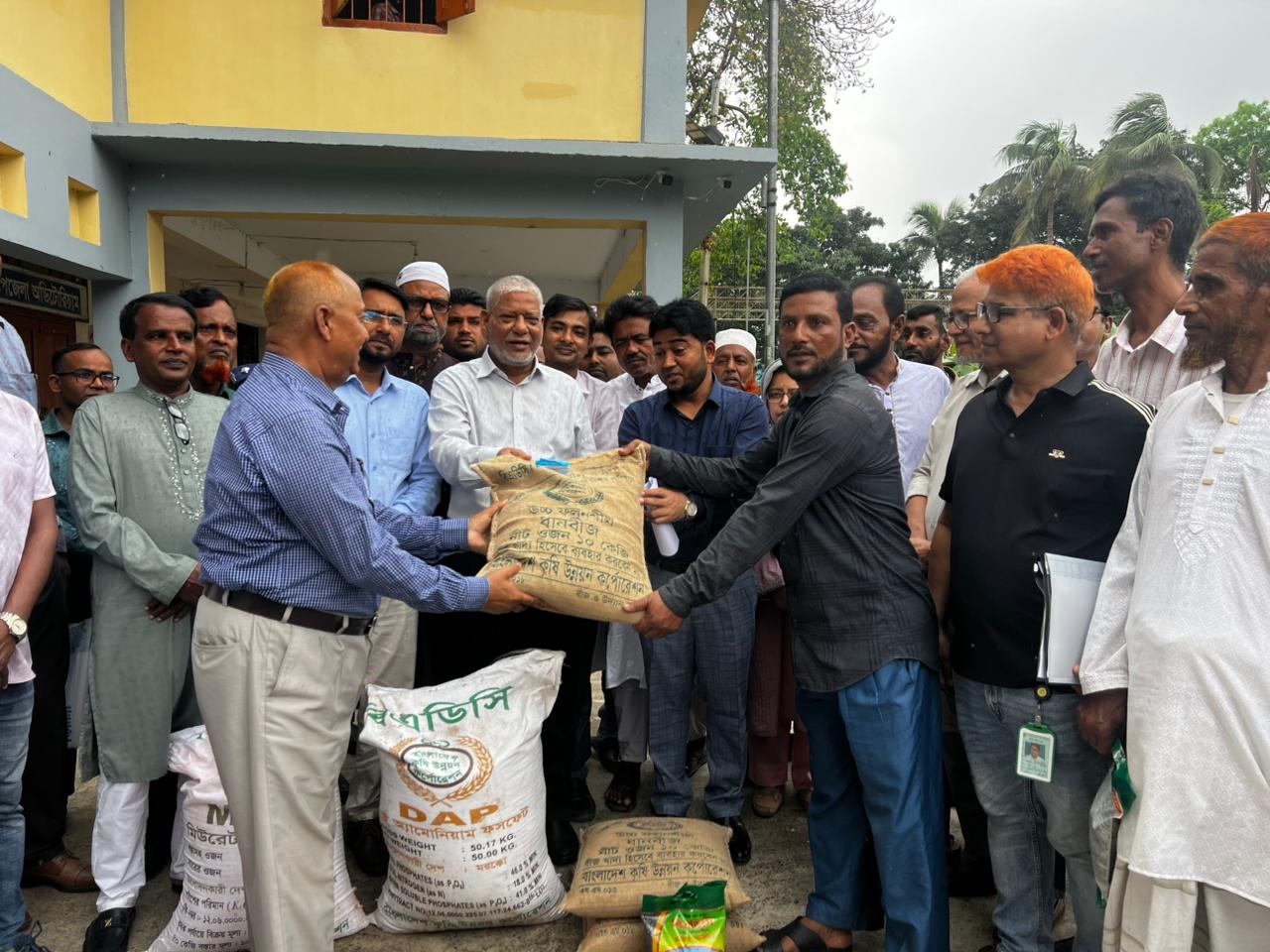 ধামরাইয়ে কৃষকদের মাঝে বিনামূল্যে বীজ-সার বিতরণ